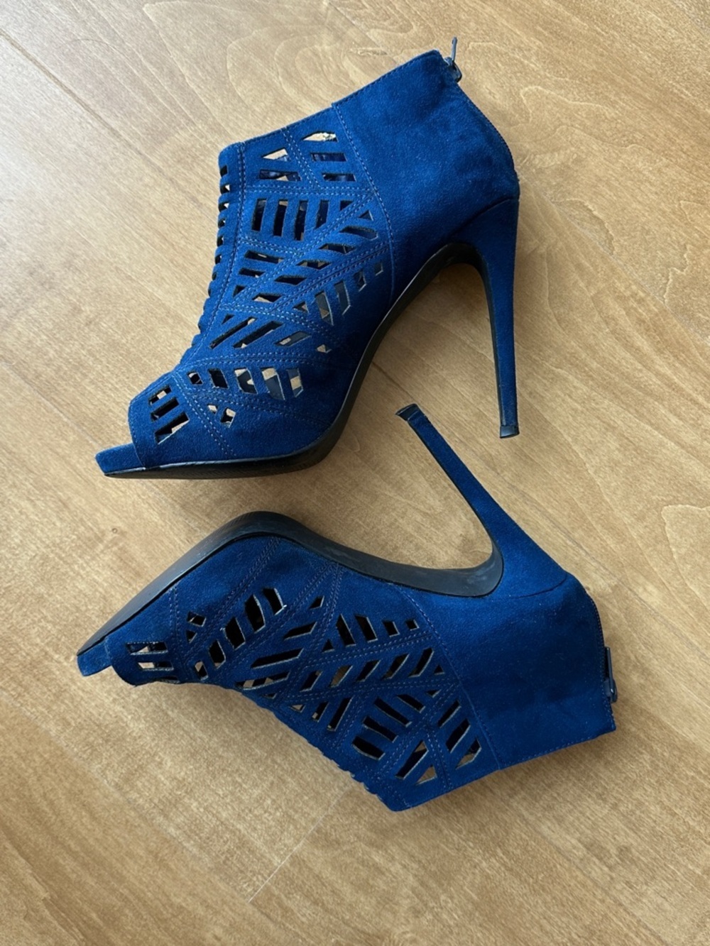 Guess Women’s Royal Blue Cutout Suede Margot Heeled Ankle Booties, Size 7M - Picture 5 of 14